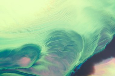 Yaratıcı arkaplan yeşil renklerin açık karışımı. Soyut resim baskısı, suluboya lekeleri ve lekeler, alkol akışı.