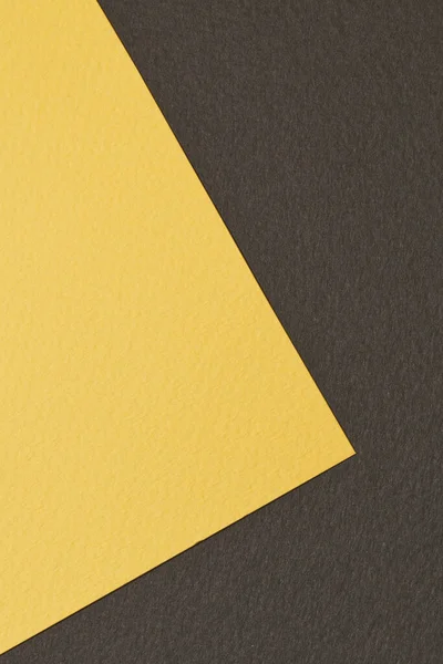 ラフなクラフト紙の背景 紙の質感黒黄色 テキストのコピースペースを持つモックアップ — ストック写真
