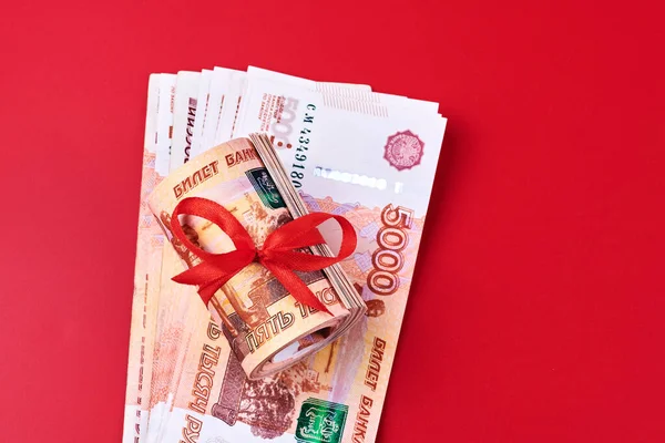 Ruské Rubly Pět Tisíc Bankovek Svazek Peněz Červenou Stuhou Červeném — Stock fotografie