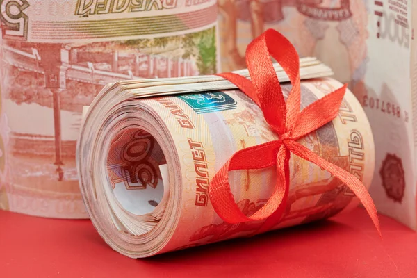 Rublos Rusos Cinco Mil Billetes Paquete Dinero Con Cinta Roja — Foto de Stock