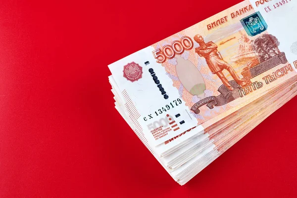 Rublos Rusos Cinco Mil Billetes Pila Dinero Sobre Fondo Rojo —  Fotos de Stock