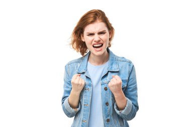 Beyaz stüdyo arka planında izole bir şekilde bağıran kızgın kızıl saçlı genç bir kadın portresi negatif duygu gösteriyor.