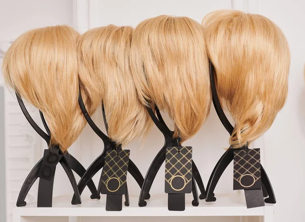 Vitrine Mit Natürlich Aussehenden Perücken Verschiedenen Blondtönen Die Den Perückenhaltern — Stockfoto