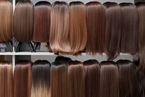 미용실에 가발을 사람들에게는 자연스럽게 보이는 색조를 마네킹 머리에 색깔의 털이나 — 스톡 사진