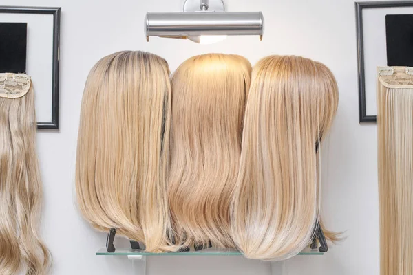 Showcase Natural Looking Wigs Different Shades Blonde Fixed Wig Holders — Stock Photo, Image