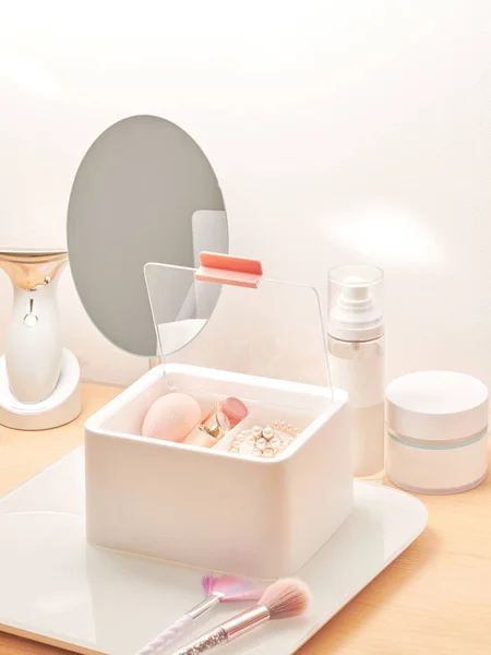 Organizador Plástico Branco Para Produtos Cosméticos Maquiagem Acessórios Interior Sala — Fotografia de Stock
