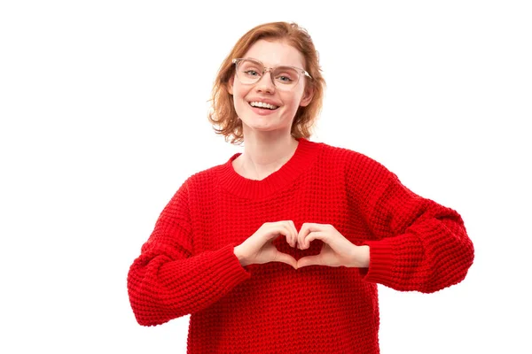 Портрет Счастливой Молодой Рыжей Женщины Делает Сердечный Жест Просит Моей — стоковое фото