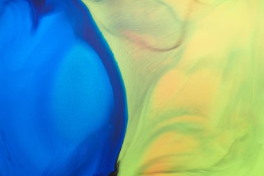 Soyut yaratıcı arka plan sıvı sanat, kontrast boya lekeleri ve lekeler, mavi sarı yeşil alkol mürekkebi