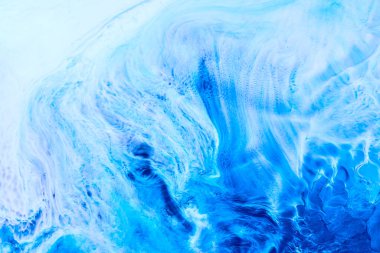 Soyut mavi renk arkaplanı. Çok renkli sıvı sanatı. Dalgalar, sıçramalar ve lekeler akrilik alkol mürekkebi, suyun altında boya.