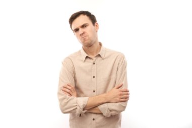 Beyaz stüdyo arka planında izole edilmiş üzgün esmer bir genç adam portresi. Hata yaptım, üzgün ve depresif.