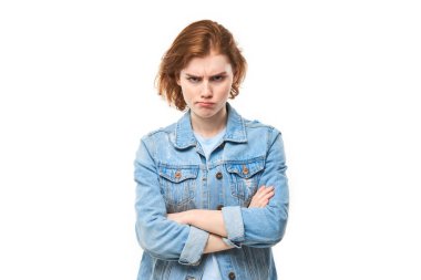 Beyaz stüdyo arka planında izole edilmiş üzgün kızıl saçlı genç kadın portresi. Hata yaptım, üzgün ve depresif bir yüz