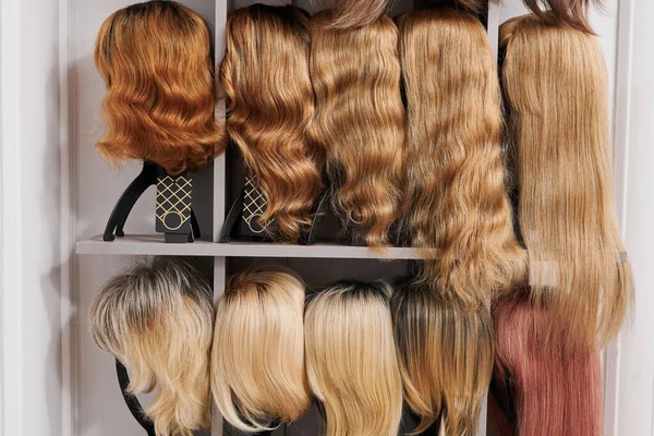 미용실에 가발을 사람들은 자연스럽게 보이는 가발을 색깔로 시켰다 마네킹 머리에는 — 스톡 사진