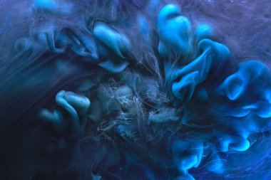 Mavi renkli soyut duman arka planı. Alkol mürekkebi, yaratıcı sıvı sanat ile fotokopi alanını karıştır. Su altında akrilik boya dalgaları