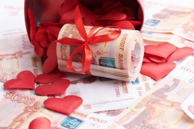 Beyaz arka planda Rus rublesi, içinde kırmızı kurdele olan beş bin banknot, para hediye konsepti.