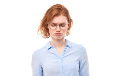 Beyaz stüdyo arka planında izole edilmiş üzgün kızıl saçlı genç kadın portresi. Hata yaptım, üzgün ve depresif bir yüz