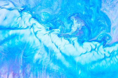 Soyut mavi renk arkaplanı. Çok renkli sıvı sanatı. Dalgalar, sıçramalar ve lekeler akrilik alkol mürekkebi, suyun altında boya.