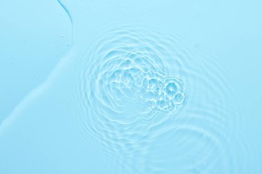 Su mavisi yüzey soyut arkaplan. Baloncuklu kozmetik nemlendirici dalgaları ve dalgaları