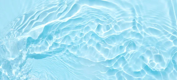 水面青の抽象的な背景 泡と化粧品の保湿剤の波と波紋 — ストック写真