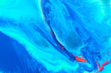 Soyut mavi renk arkaplanı. Çok renkli sıvı sanatı. Dalgalar, sıçramalar ve lekeler akrilik alkol mürekkebi, suyun altında boya.