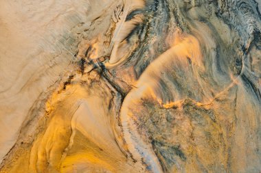 Çok renkli, yaratıcı, soyut bir arkaplan. Akrilik boya dokusu. Alkol lekeleri, mürekkep lekeleri, turuncu oktav renkleri, sıvı ar.