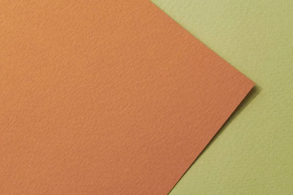 ラフなクラフト紙の背景 紙の質感オレンジ緑の色 テキストのコピースペースを持つモックアップ — ストック写真