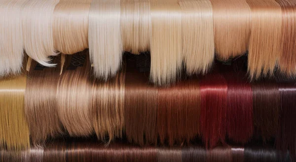 Vitrine Mit Natürlich Aussehenden Perücken Verschiedenen Farben Schönheitssalon Verschiedene Haarfarben — Stockfoto