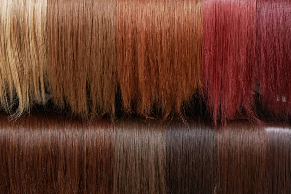 在美容院展示各种颜色的天然假发 假发店货架上各种不同的发色 — 图库照片