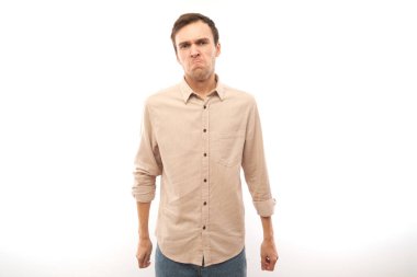 Beyaz stüdyo arka planında izole edilmiş üzgün esmer bir genç adam portresi. Hata yaptım, üzgün ve depresif.