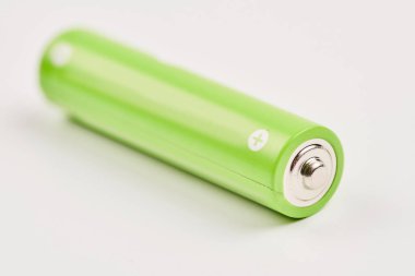 Renkli alkali AAA bataryaları beyaz arkaplanda izole edildi