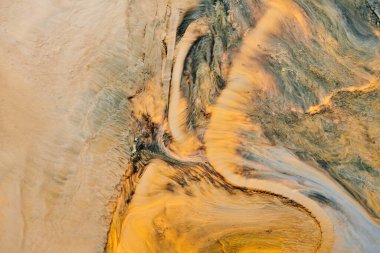 Çok renkli, yaratıcı, soyut bir arkaplan. Akrilik boya dokusu. Alkol lekeleri, mürekkep lekeleri, turuncu oktav renkleri, sıvı ar.