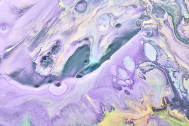 Çok renkli, yaratıcı, soyut bir arkaplan. Leylak alkol mürekkebi. Dalgalar, lekeler, lekeler ve fırça darbeleri, mermer doku