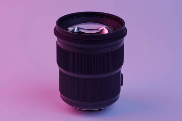 Fényképezőgép Lencse Közelkép Elszigetelt Fehér Háttér Rózsaszín Orgona Neon Fény — Stock Fotó
