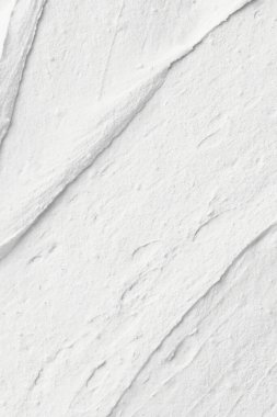Dekoratif beyaz macun arka planı. Spatula ile doldurulmuş duvar dokusu, kaotik çizgiler ve plastın üzerine vuruşlar
