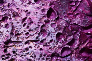 Dekoratif mor macun arka planı. Spatula ile doldurulmuş duvar dokusu, alçı üzerine kaotik çizgiler ve darbeler. Yaratıcı tasarım, taş desen, cemen