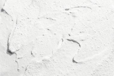 Dekoratif beyaz macun arka planı. Spatula ile doldurulmuş duvar dokusu, kaotik çizgiler ve plastın üzerine vuruşlar