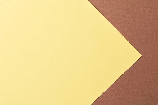 ラフなクラフト紙の背景 紙の質感茶色の黄色の色 テキストのコピースペースを持つモックアップ — ストック写真