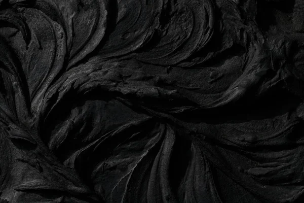 装飾的な黒パテの背景 ヘラで塗布されたフィラーペーストで壁のテクスチャ 混沌としたダッシュや石膏の上にストローク 創造的なデザイン 石のパターン セメント — ストック写真