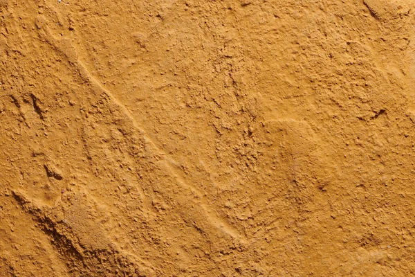 装飾的な茶色の黄土色のパテの背景 ヘラで塗布されたフィラーペーストで壁のテクスチャ 混沌としたダッシュや石膏の上にストローク 創造的なデザイン 石のパターン — ストック写真