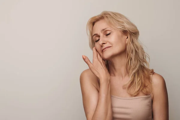 Vacker Blond Medelålders Kvinna Leende Ansikte Ser Kamera Porträtt Elegant — Stockfoto