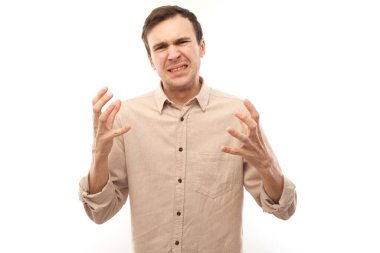 Portre kızgın esmer genç erkek çığlık beyaz stüdyo arka planda izole, olumsuz duygular gösteren