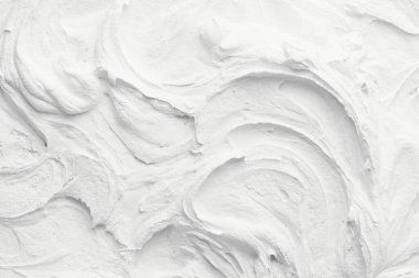 Dekoratif beyaz macun arka planı. Spatula ile doldurulmuş duvar dokusu, kaotik çizgiler ve plastın üzerine vuruşlar