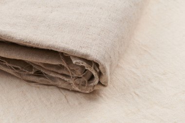 Farklı dokularda ve renklerde çarşaf. Doğal kumaşlar organik keten ve rulo içinde pamuk, el yapımı tekstil. Eko, kırsal, boho, hygge dekoru için çuval bezi ve tuval.
