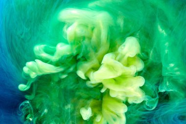 Yeşil mavi renkli soyut duman arkaplanı. Alkol mürekkebi, yaratıcı sıvı sanat ile fotokopi alanını karıştır. Su altında akrilik boya dalgaları