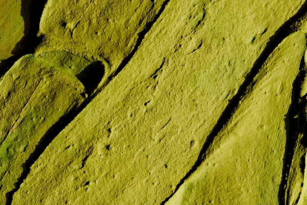 装飾的な緑のパテの背景 ヘラで塗布されたフィラーペーストで壁のテクスチャ 混沌としたダッシュや石膏の上にストローク 創造的なデザイン 石のパターン — ストック写真