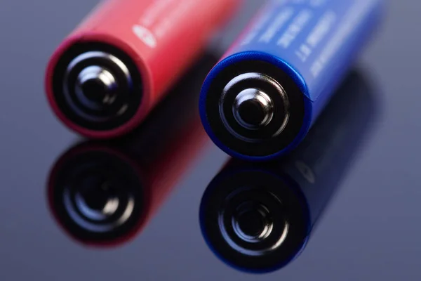 Kolorowe Baterie Alkaliczne Aaa Zbliżenie Izolowane Ciemnym Tle — Zdjęcie stockowe