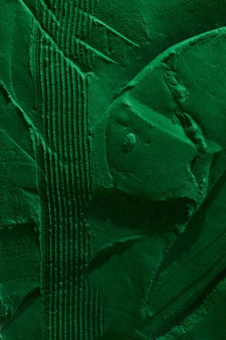 Dekoratif yeşil macun arka planı. Spatula ile doldurulmuş duvar dokusu, alçı üzerine kaotik çizgiler ve darbeler. Yaratıcı tasarım, taş desen, cemen