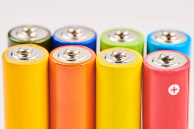 Renkli alkali AAA bataryaları beyaz arkaplanda izole edildi
