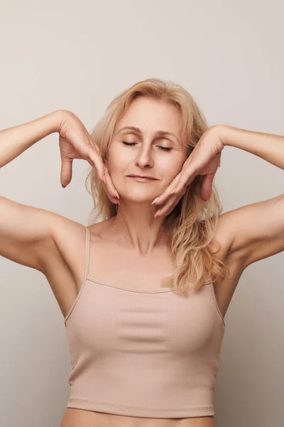 Vacker Blond Medelålders Kvinna Ler Röra Ansiktet Slutna Ögon Porträtt — Stockfoto