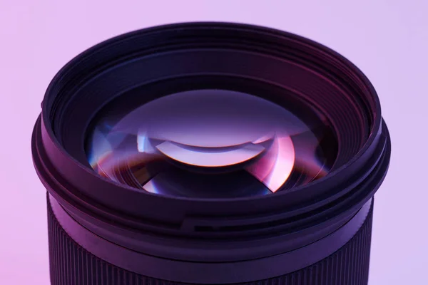 Kamera Objektiv Detailní Záběr Izolované Bílém Pozadí Růžové Šeříkové Neonové — Stock fotografie
