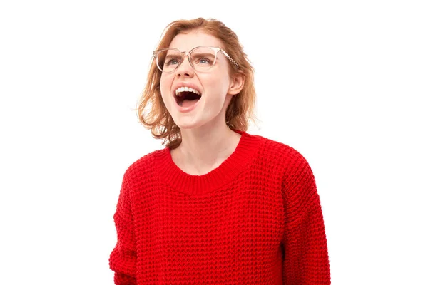 照片中一个红头发的年轻女子在白色工作室的背景下尖叫 表现出负面的情绪 — 图库照片